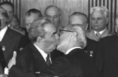 breznev_honecker_kissing.jpg breznev_honecker_kissing.jpg