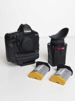 Canon 1DX Mark ll w:3 batteries _0702.jpg